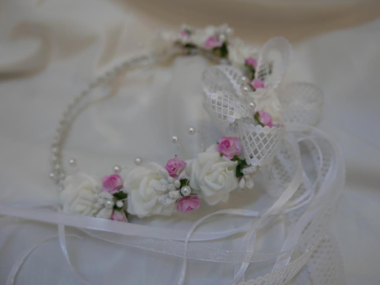 Biało różowy wianek komunijny na czoło z kokardą