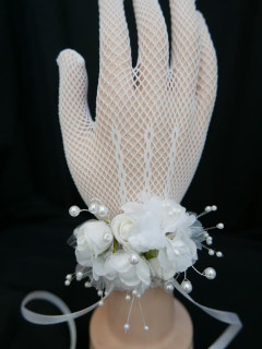 Bransoletka, kotylion z kwiatów, biały bukiecik