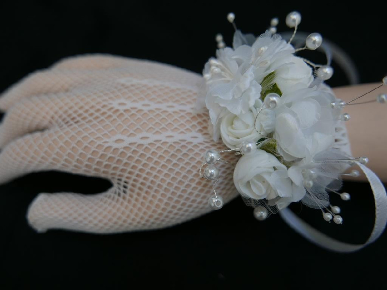 Bransoletka, kotylion z kwiatów, biały bukiecik