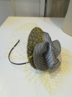 Szaro żółty fascynator z woalką