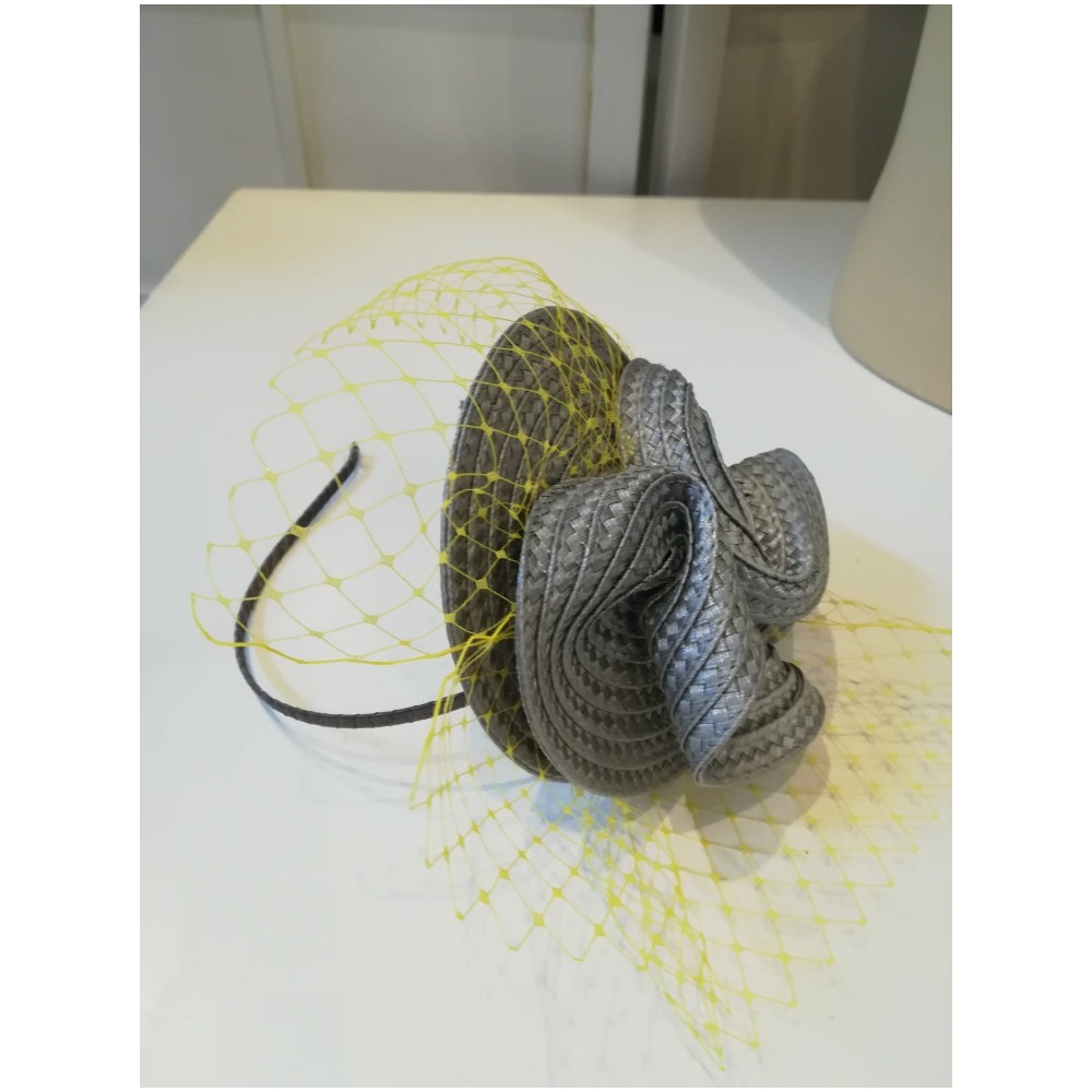 Szaro żółty fascynator z woalką