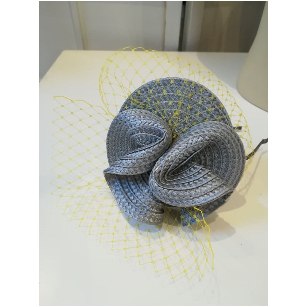 Szaro żółty fascynator z woalką