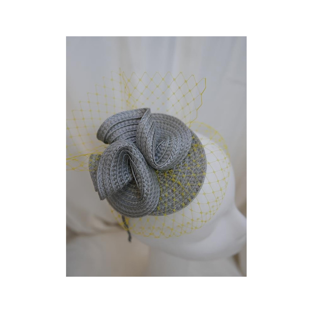 Szaro żółty fascynator z woalką