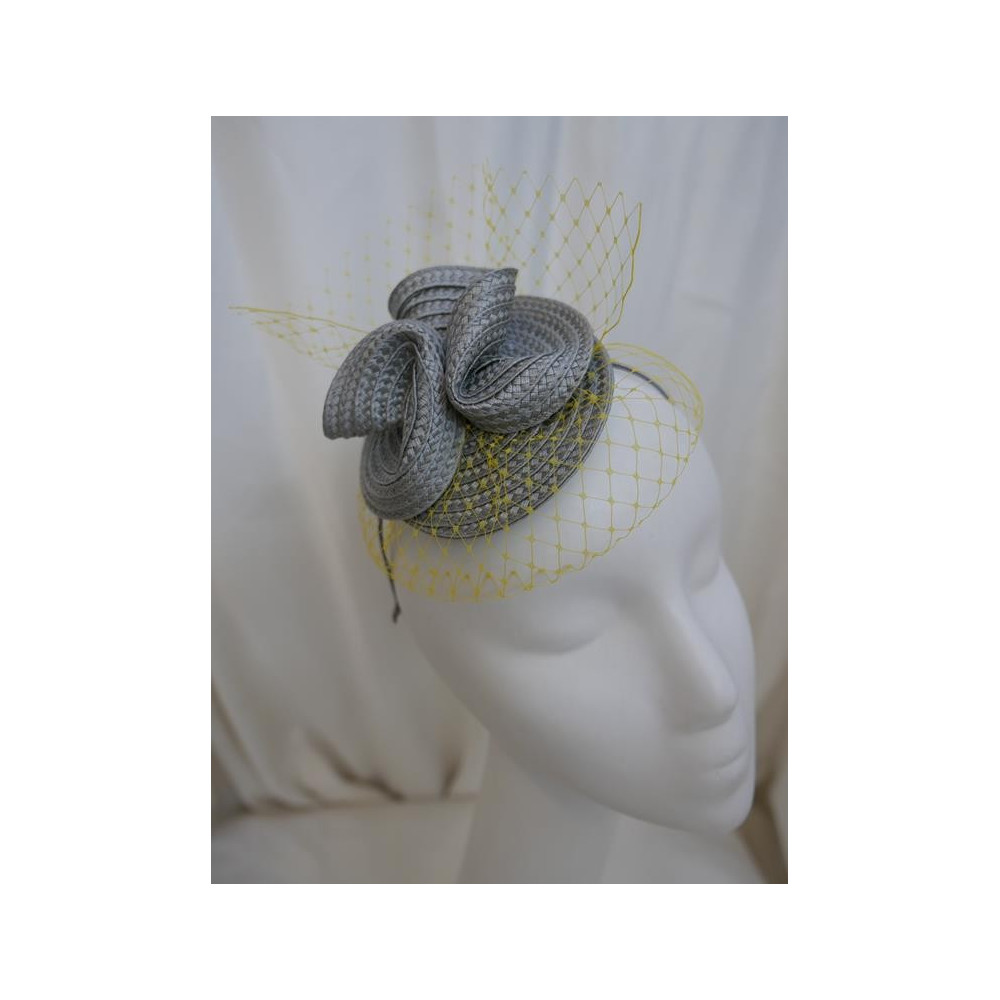 Szaro żółty fascynator z woalką