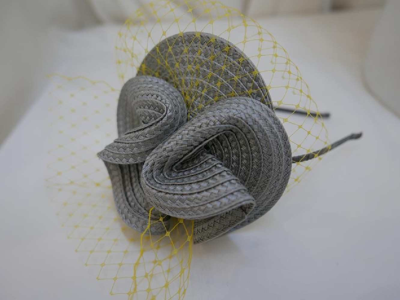 Szaro żółty fascynator z woalką