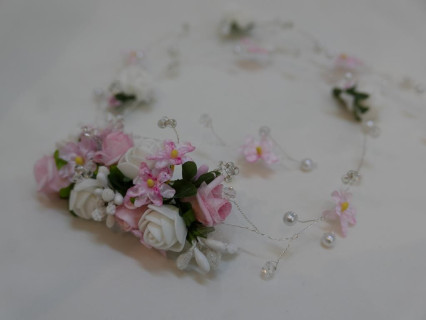 Biało - różowy wianek girlanda, wężyk z kwiatów  88 cm