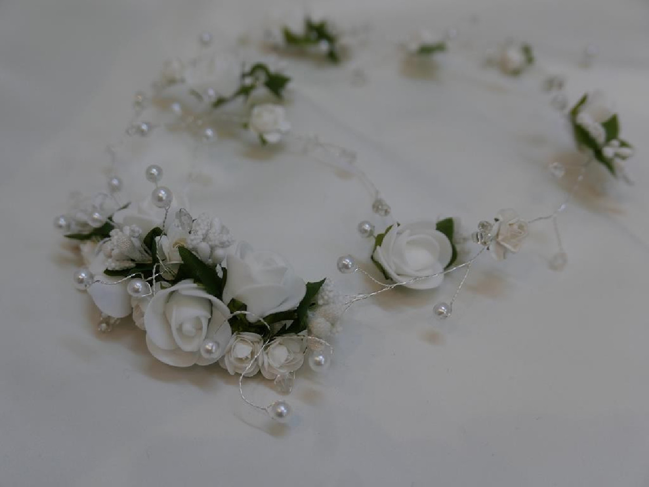 Biało - zielony wianek girlanda, wężyk z kwiatów 108 cm