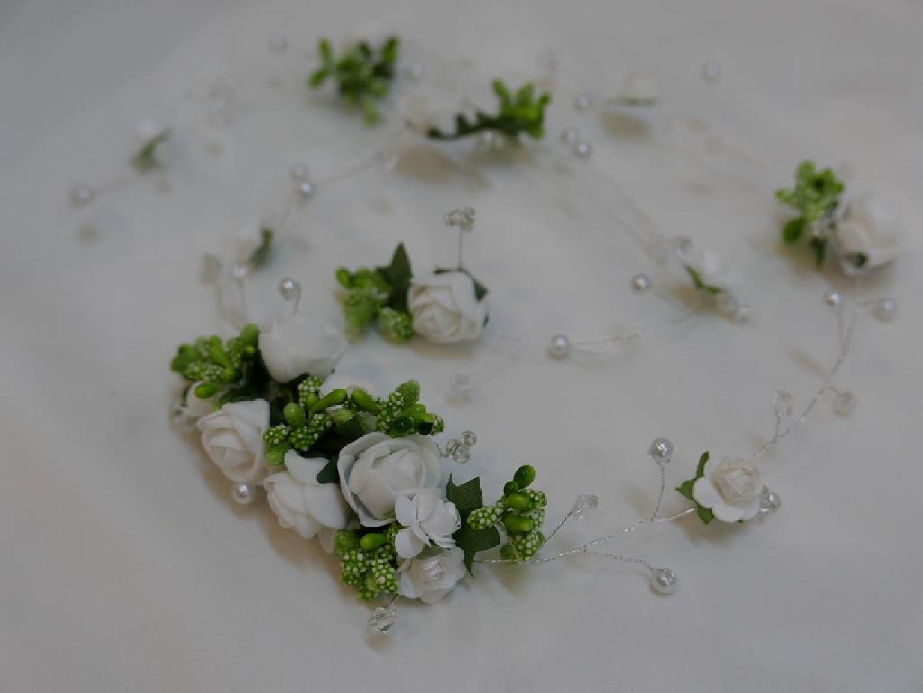 Biało - zielony wianek girlanda, wężyk z kwiatów 88 cm