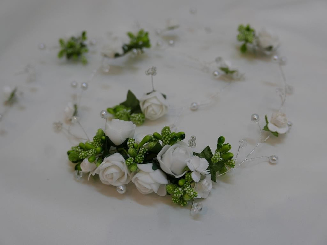 Biało - zielony wianek girlanda, wężyk z kwiatów 88 cm