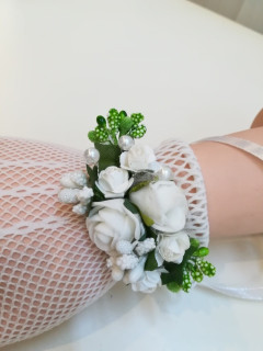 Bransoletka, kotylion z kwiatów, biało zielony bukiecik