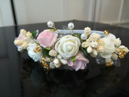 Kremowo różowa przepaska z kwiatuszków jak żywe