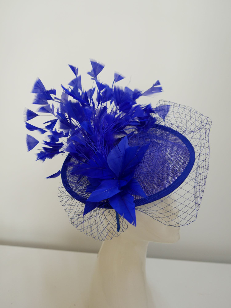 Royal blue kapelusik koktajlowy z  sinamay z piórami i woalką | Zuwika Design