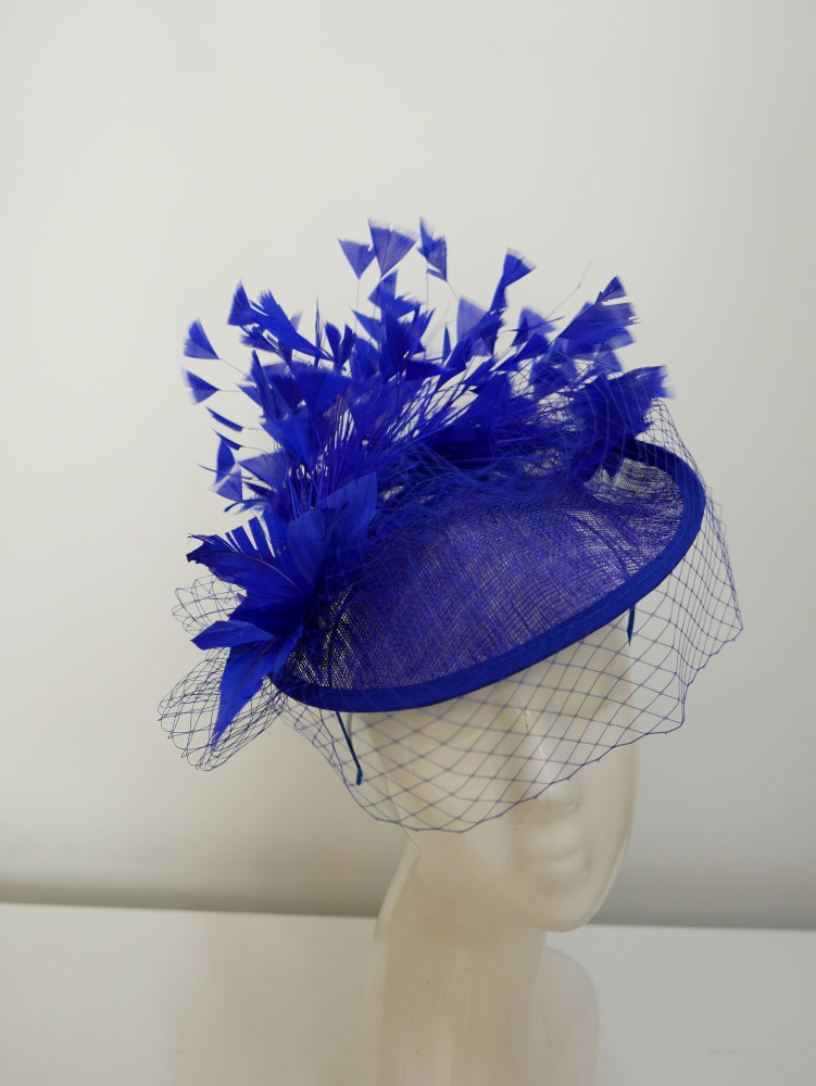 Royal blue kapelusik koktajlowy z  sinamay z piórami i woalką | Zuwika Design