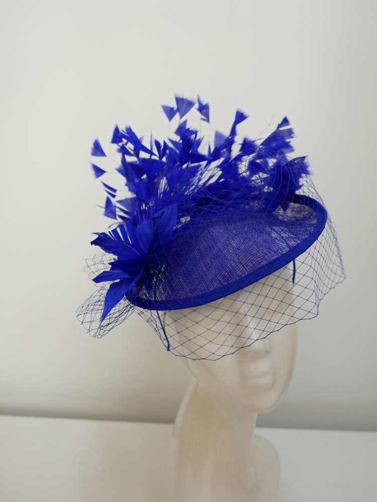 Royal blue kapelusik koktajlowy z  sinamay z piórami i woalką | Zuwika Design