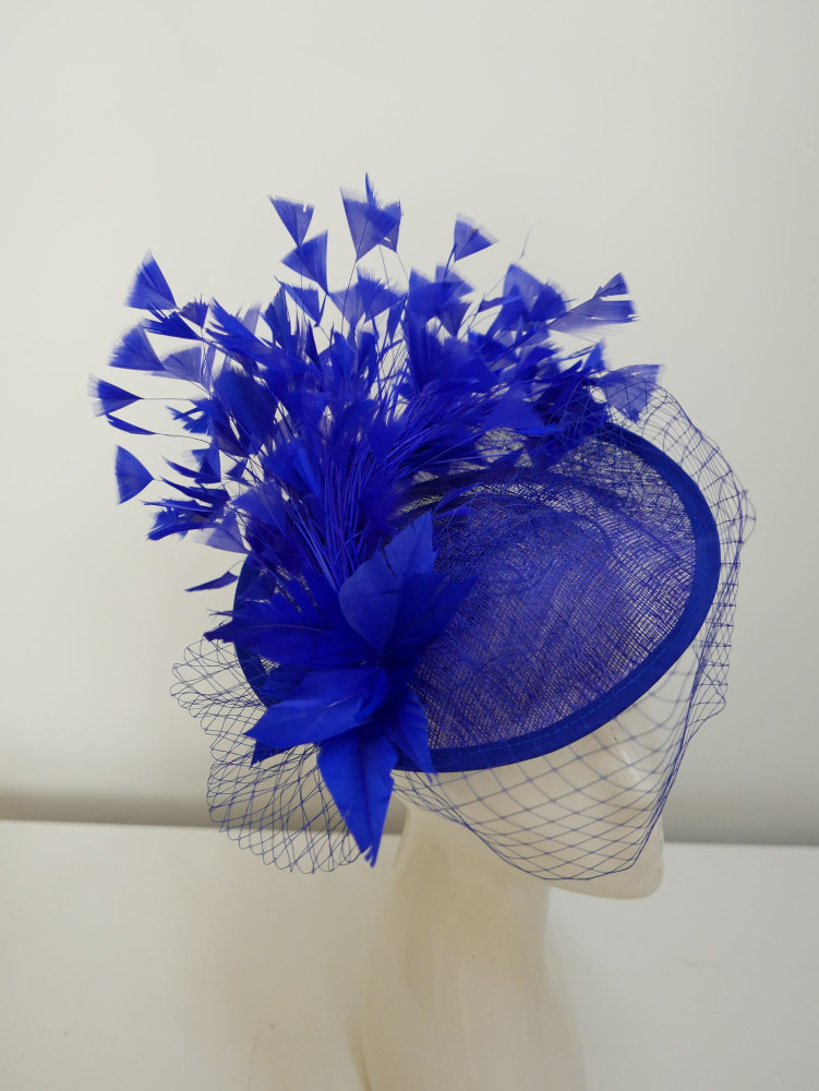 Royal blue kapelusik koktajlowy z  sinamay z piórami i woalką | Zuwika Design