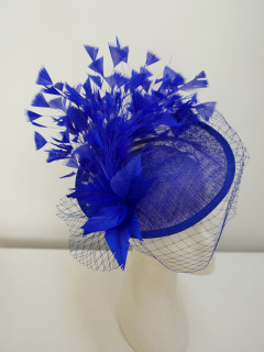 Royal blue kapelusik koktajlowy z  sinamay z piórami i woalką | Zuwika Design