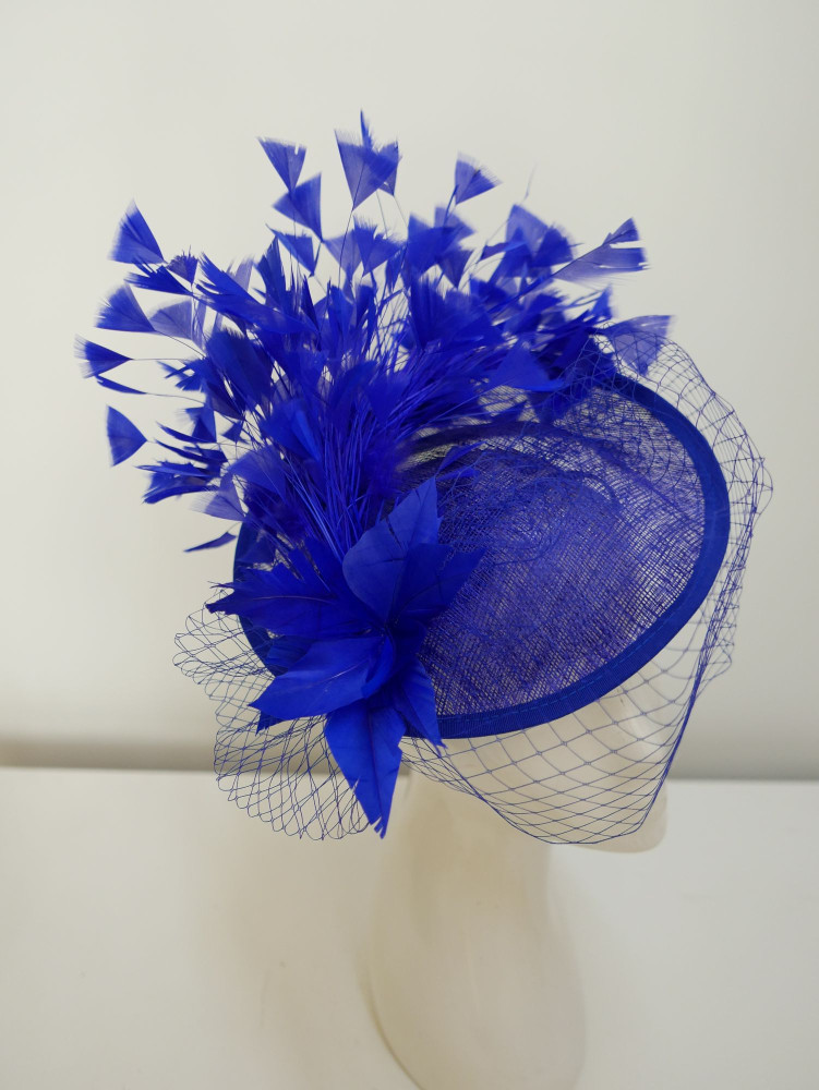 Royal blue kapelusik koktajlowy z  sinamay z piórami i woalką | Zuwika Design