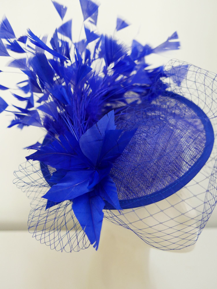 Royal blue kapelusik koktajlowy z  sinamay z piórami i woalką | Zuwika Design