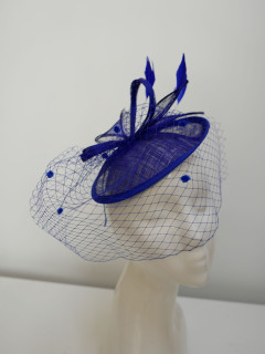 Royal blue kapelusik koktajlowy z  sinamay z piórami i woalką | Zuwika Design