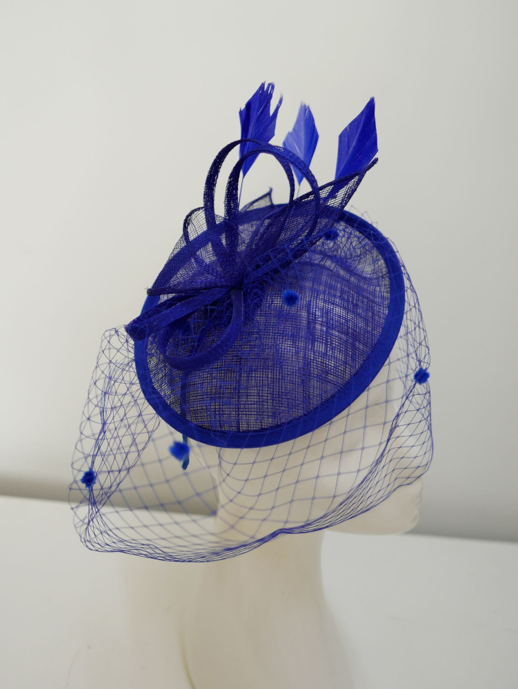 Royal blue kapelusik koktajlowy z  sinamay z piórami i woalką | Zuwika Design