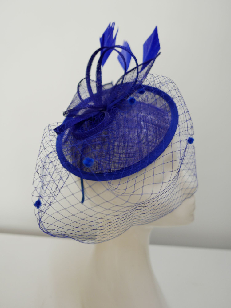 Royal blue kapelusik koktajlowy z  sinamay z piórami i woalką | Zuwika Design