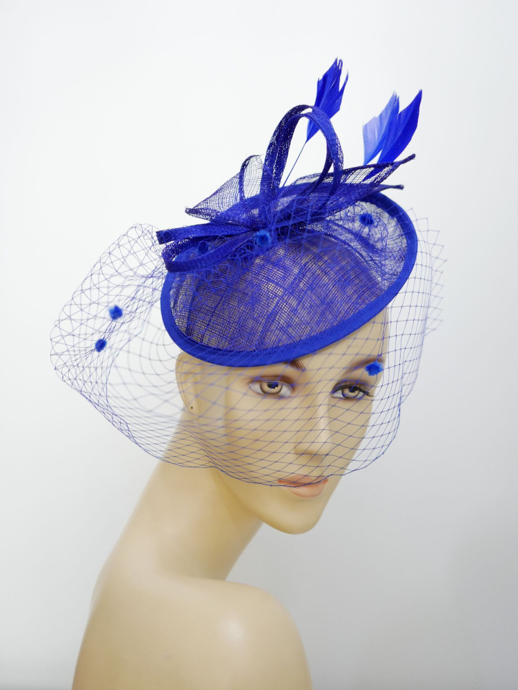 Royal blue kapelusik koktajlowy z  sinamay z piórami i woalką | Zuwika Design