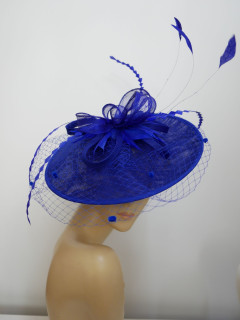 Royal blue kapelusz koktajlowy z  lnu z piórami i woalką | Zuwika Design