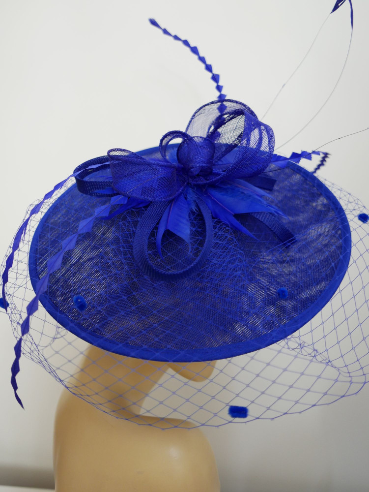 Royal blue kapelusz koktajlowy z  lnu z piórami i woalką | Zuwika Design