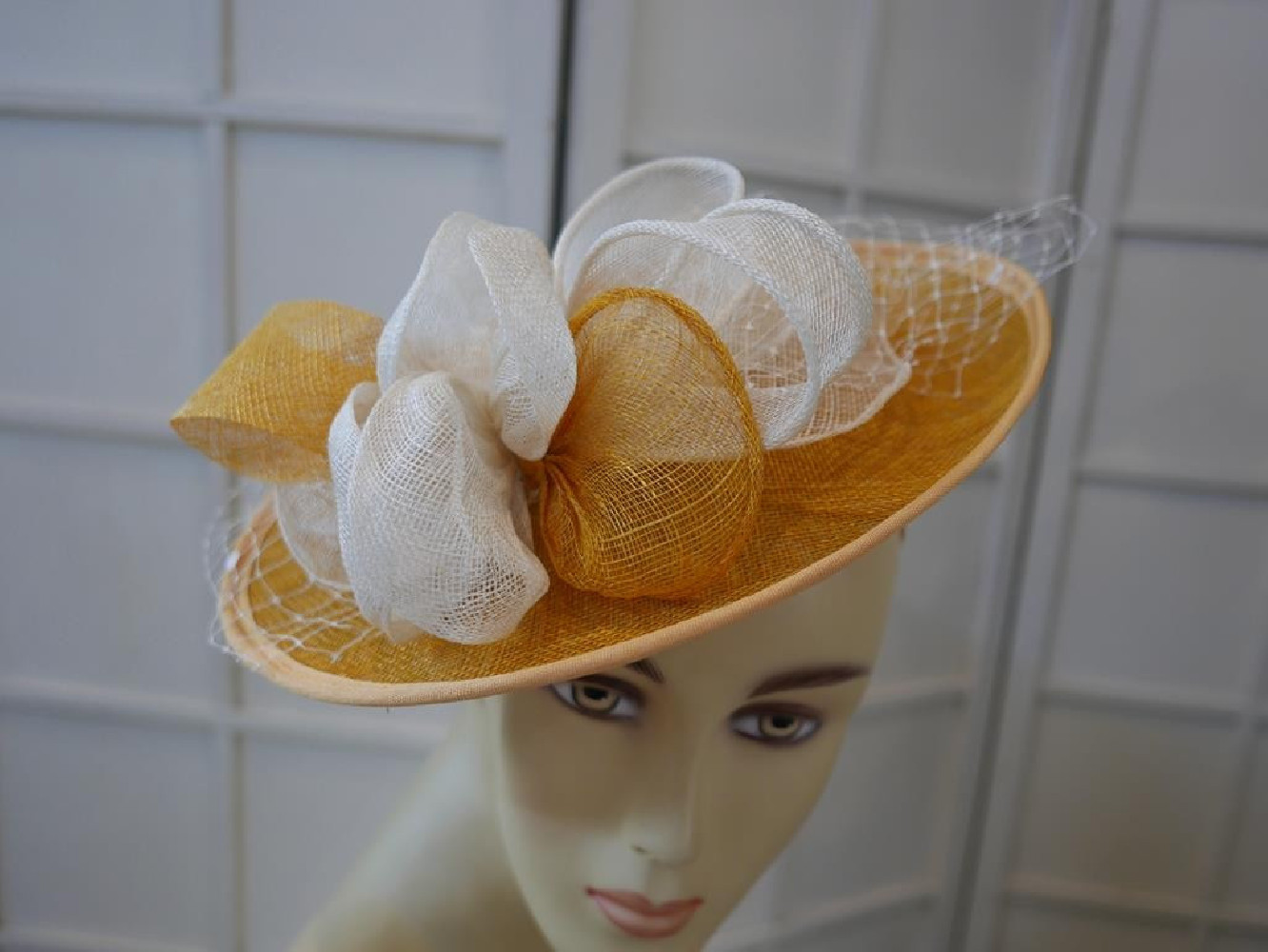 Miodowo kremowy kapelusz koktajlowy z sinamay