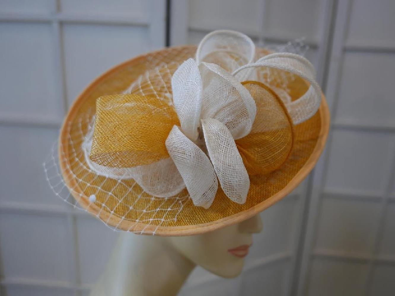 Miodowo kremowy kapelusz koktajlowy z sinamay