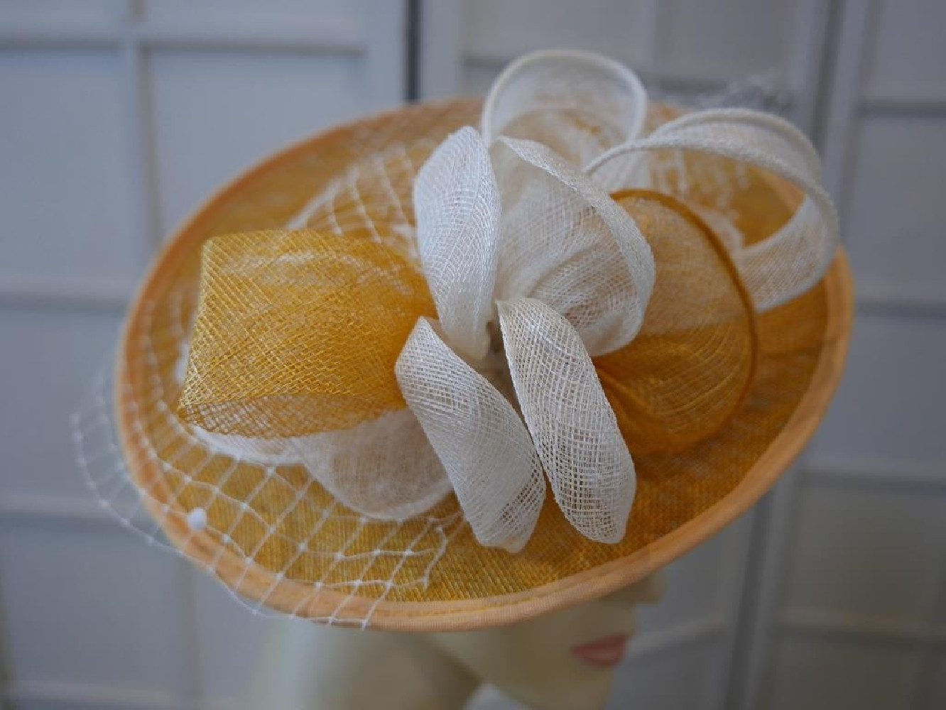 Miodowo kremowy kapelusz koktajlowy z sinamay