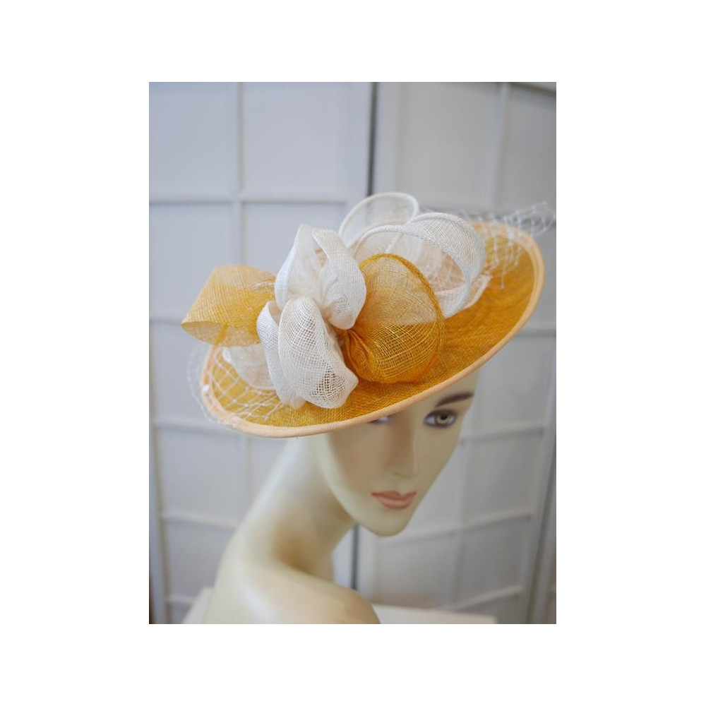 Miodowo kremowy kapelusz koktajlowy z sinamay