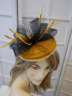 Miodowo czarny kapelusz koktajlowy  z lnu i piórami