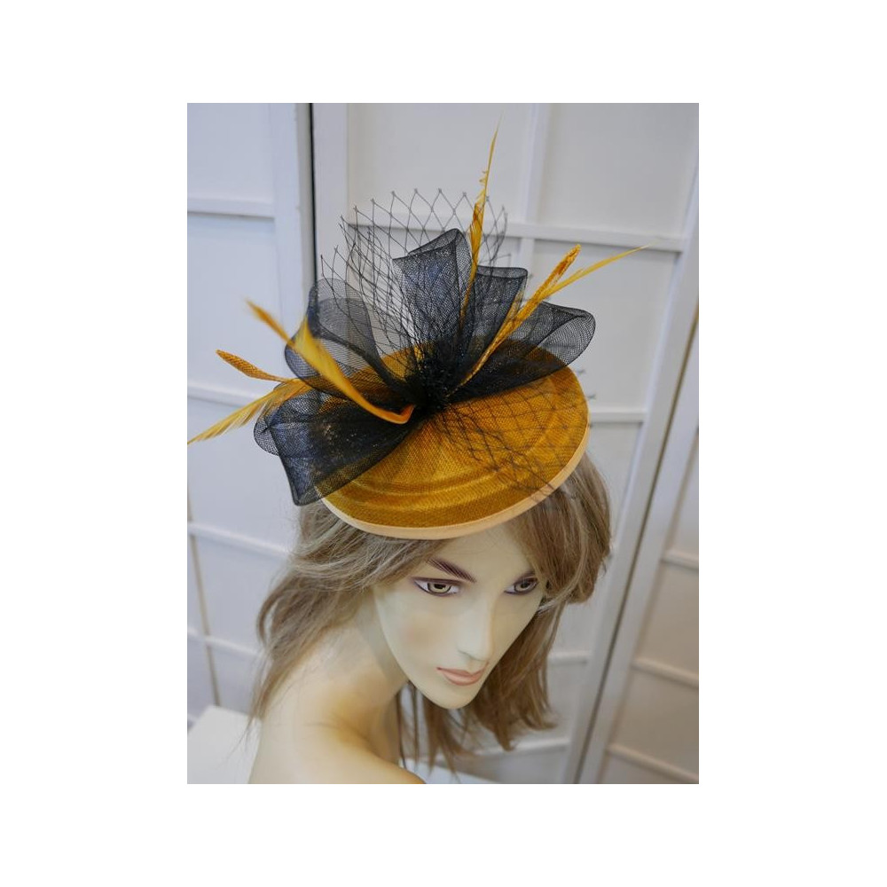 Miodowo czarny kapelusz koktajlowy  z lnu i piórami