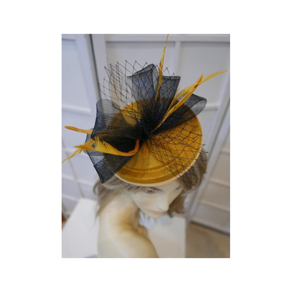 Miodowo czarny kapelusz koktajlowy  z lnu i piórami
