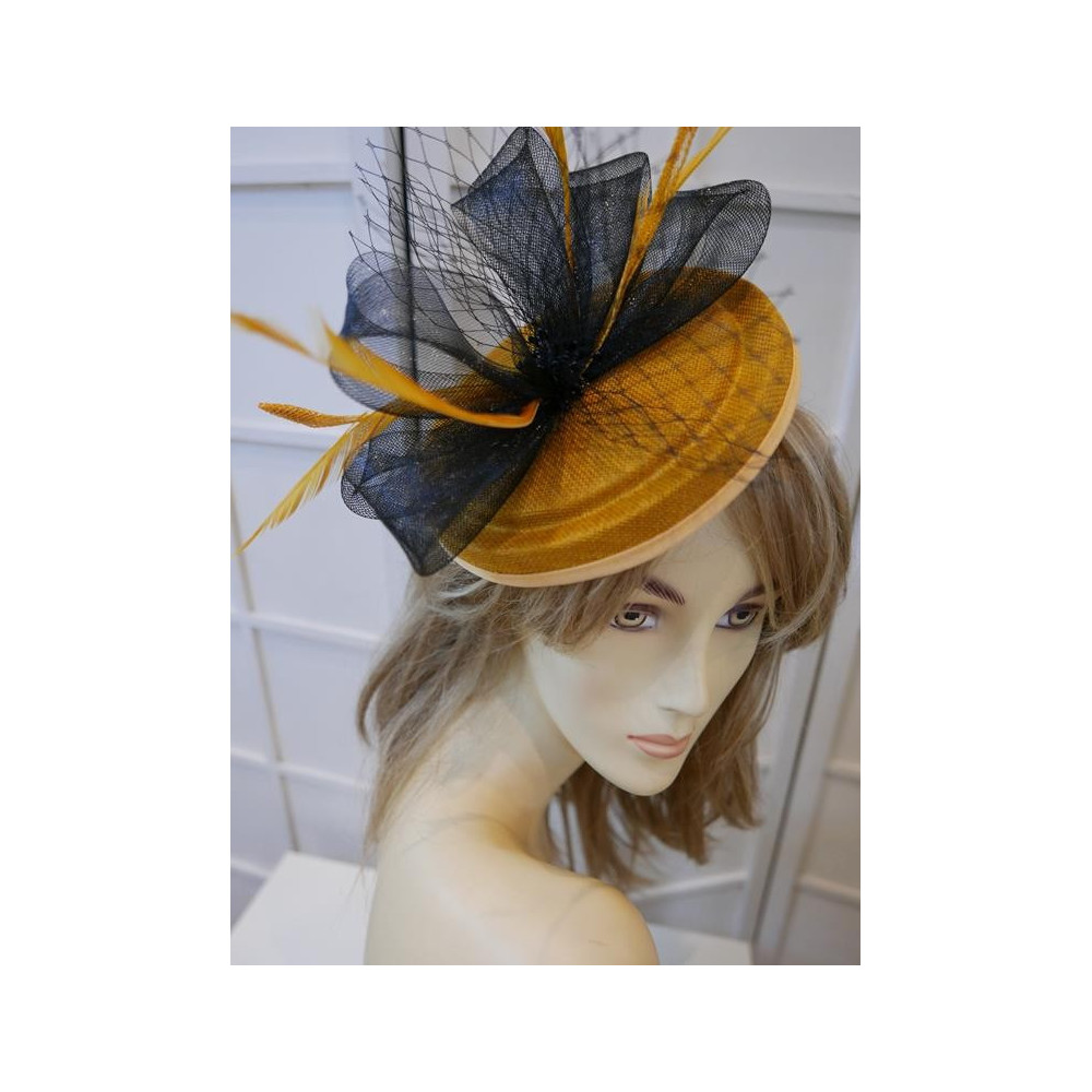 Miodowo czarny kapelusz koktajlowy  z lnu i piórami