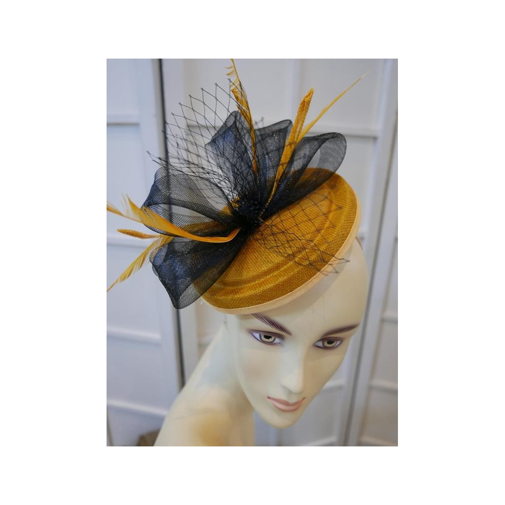Miodowo czarny kapelusz koktajlowy  z lnu i piórami