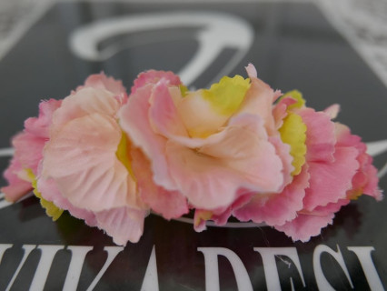 Różowe hortensje stroik na grzebyku