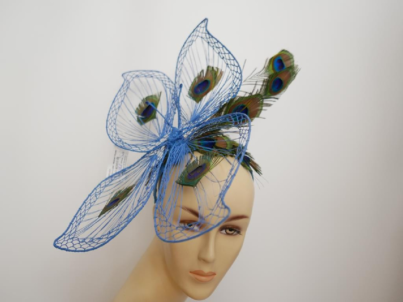 Motyl niebieski z piórami pawia Ascot Derby Hat