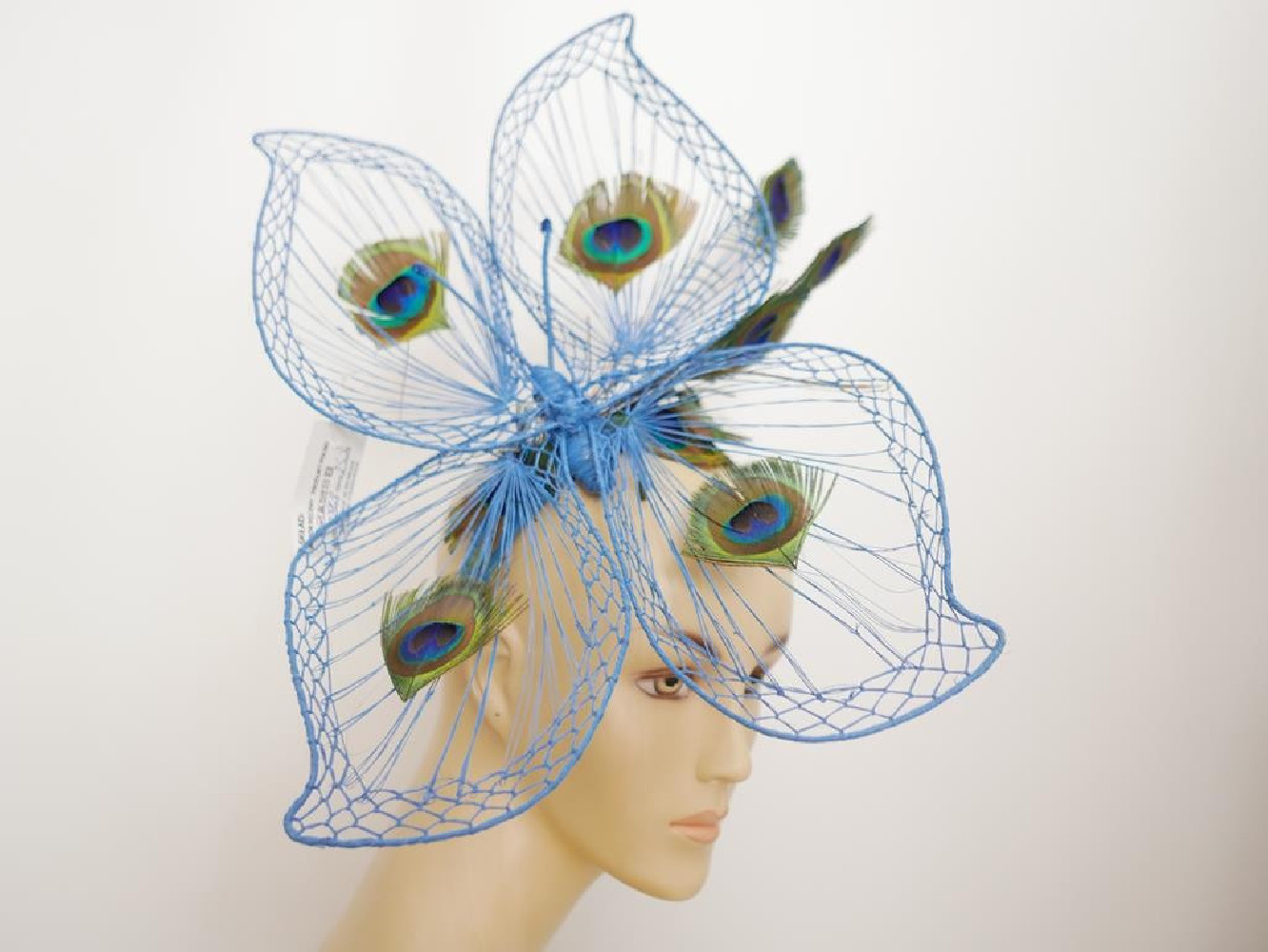 Motyl niebieski z piórami pawia Ascot Derby Hat