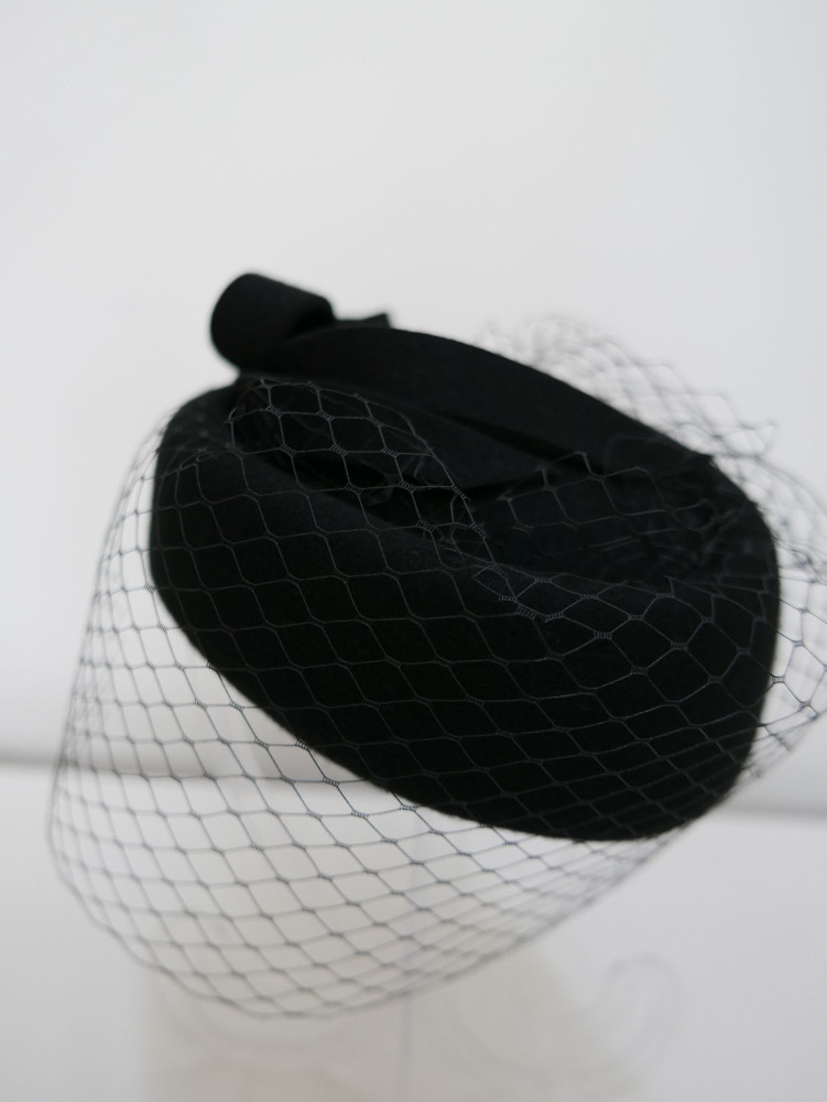 Tonya czarny filcowy toczek z woalką | Zuwika Design