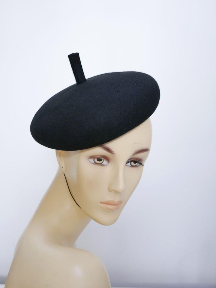 Czarny mini beret z antenką z wełnianego filcu | Zuwika Design