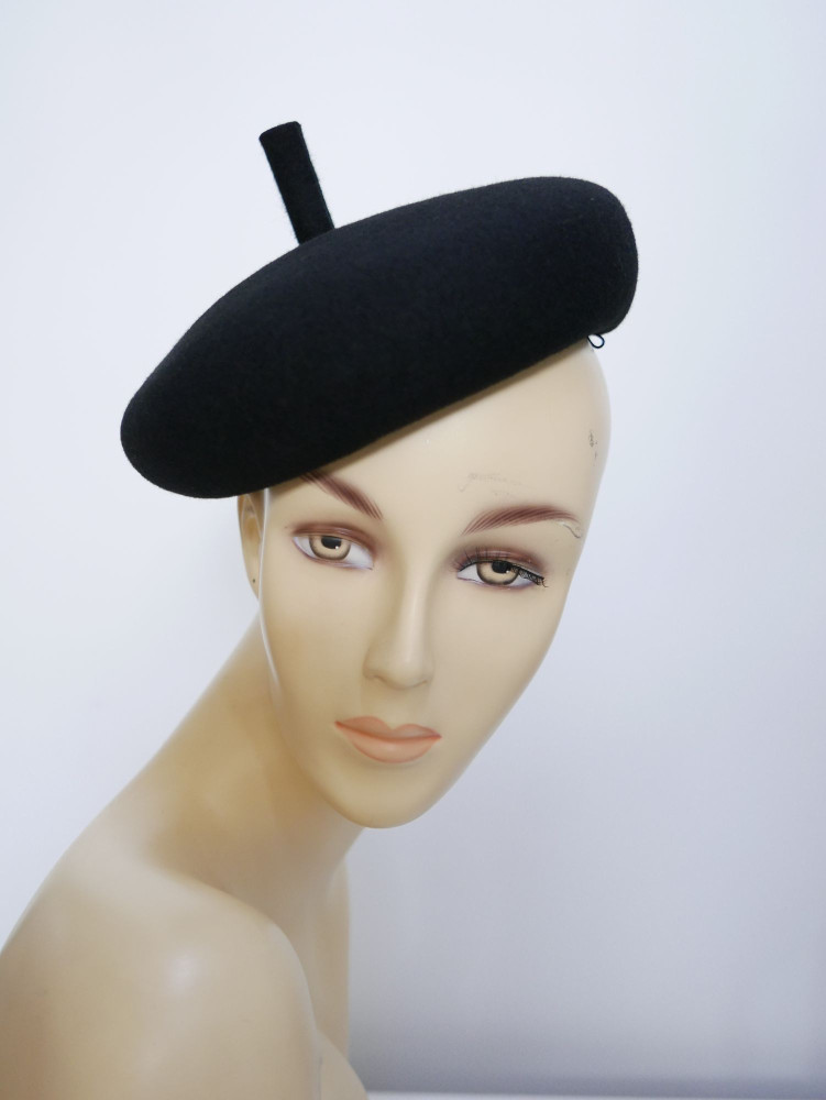 Czarny mini beret z antenką z wełnianego filcu | Zuwika Design