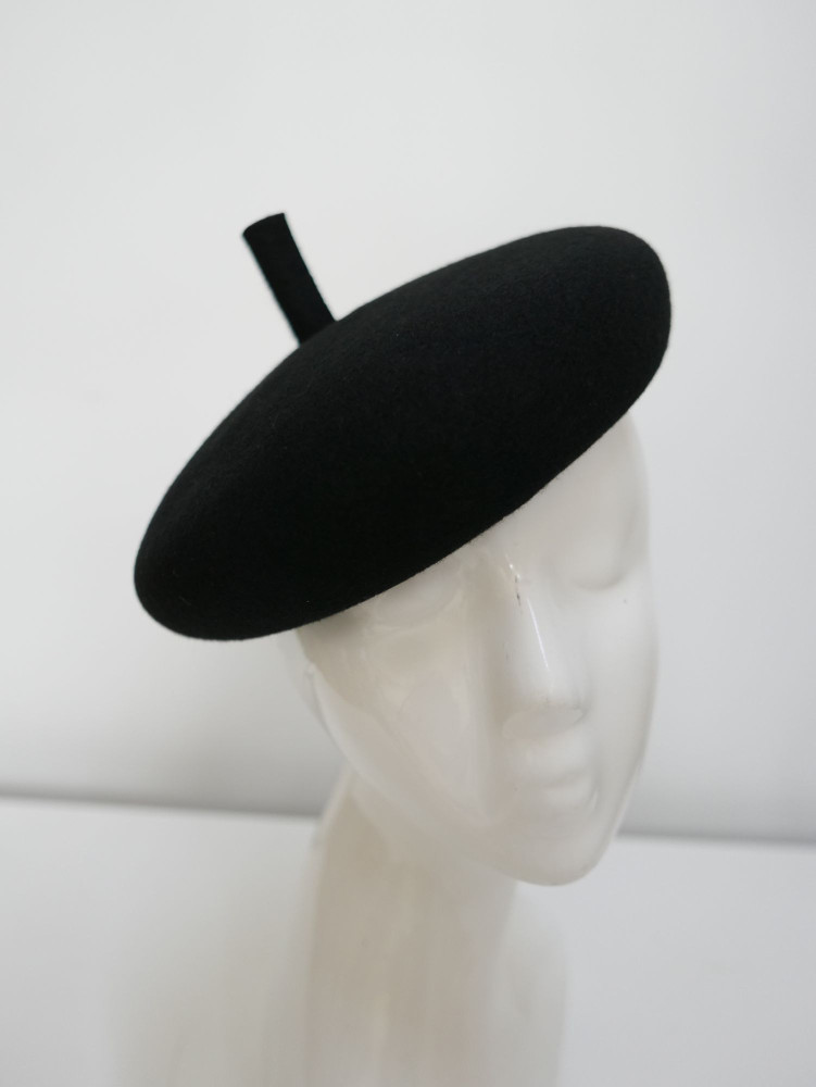 Czarny mini beret z antenką z wełnianego filcu | Zuwika Design