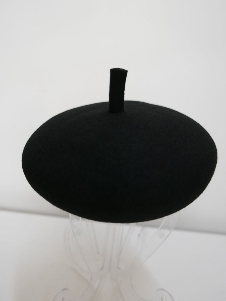 Czarny mini beret z antenką z wełnianego filcu | Zuwika Design