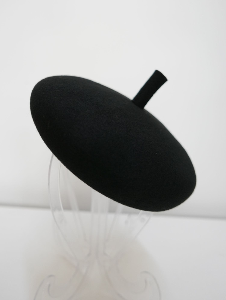 Czarny mini beret z antenką z wełnianego filcu | Zuwika Design