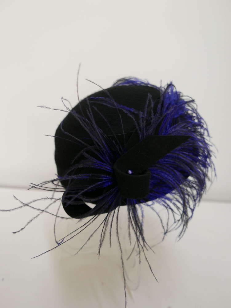 Rosemary, czarno niebieski toczek z piórem strusia. Retro hat | Zuwika Design