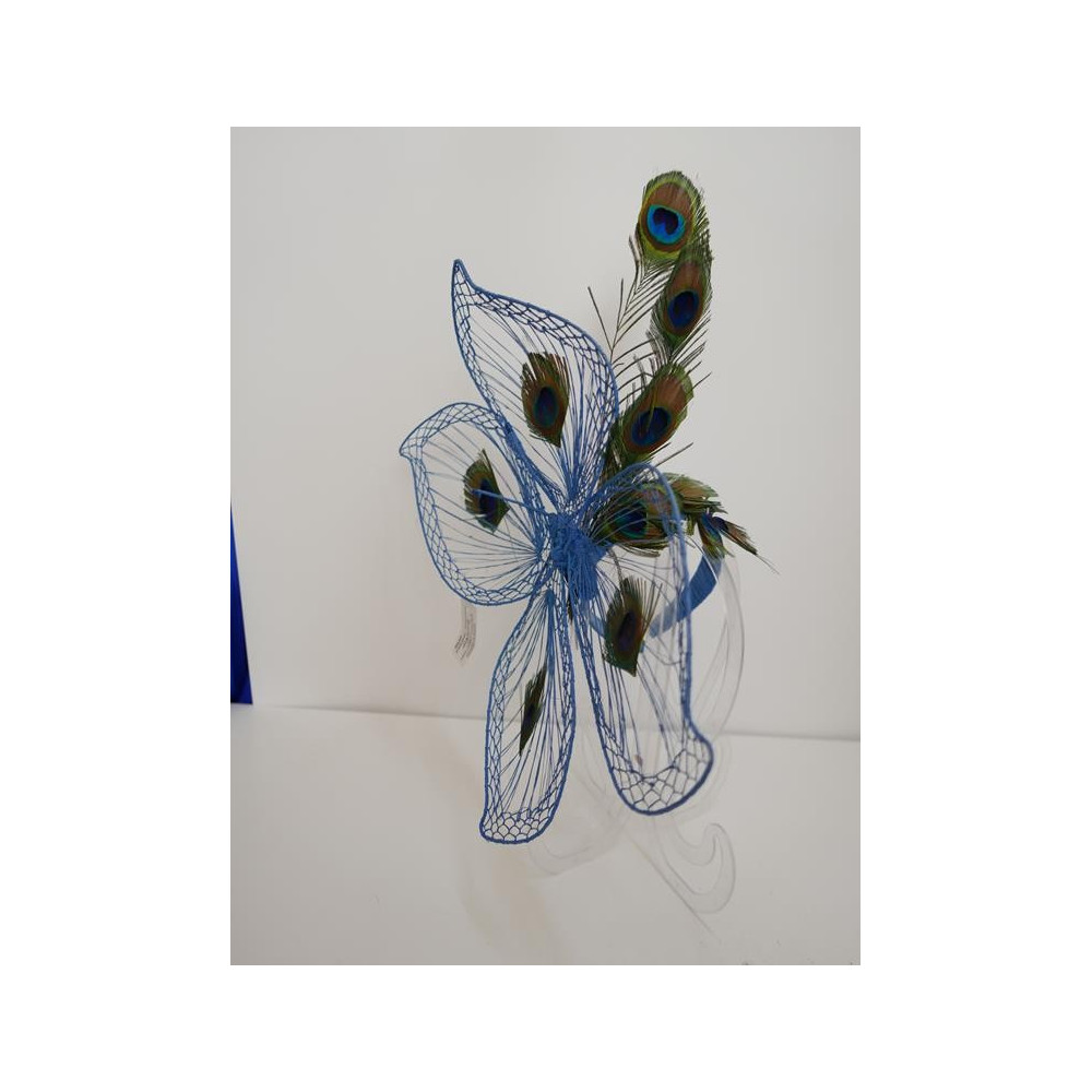 Motyl niebieski z piórami pawia Ascot Derby Hat