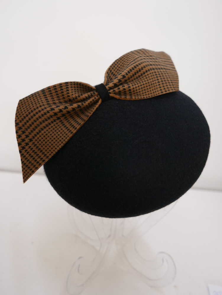 Saturnia czarny midi beret filcowy z beżem | Zuwika Design