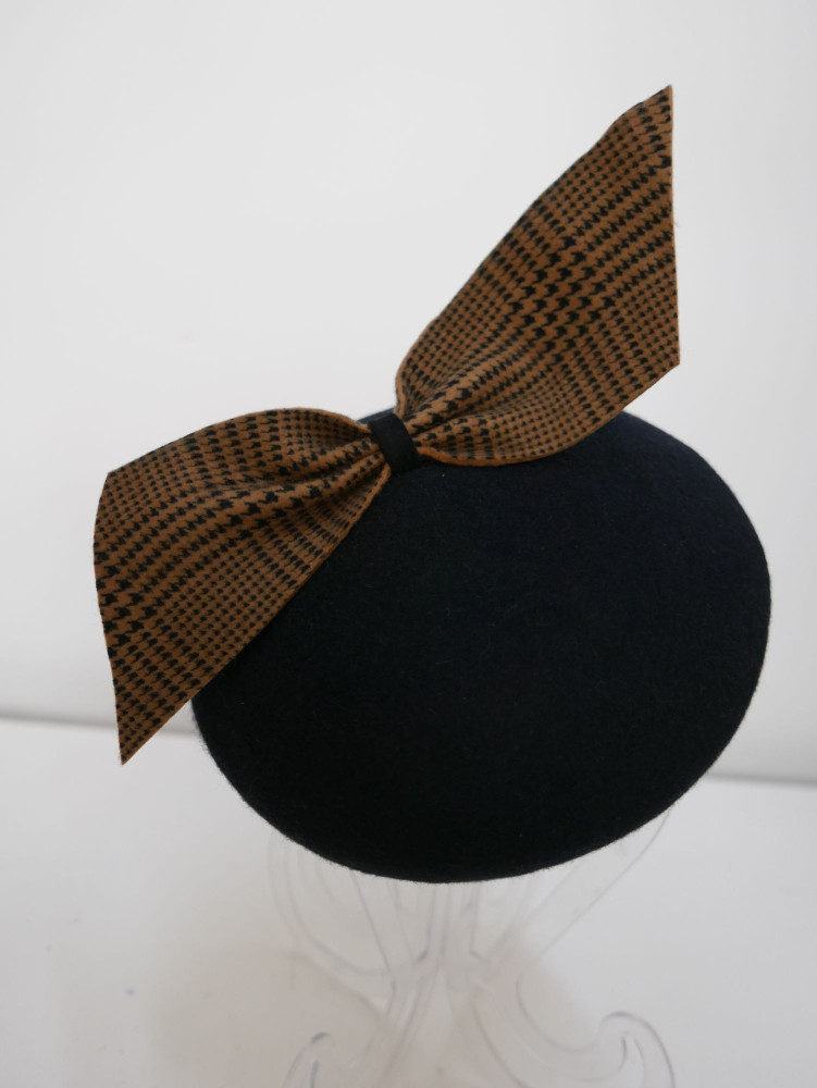 Saturnia czarny midi beret filcowy z beżem | Zuwika Design